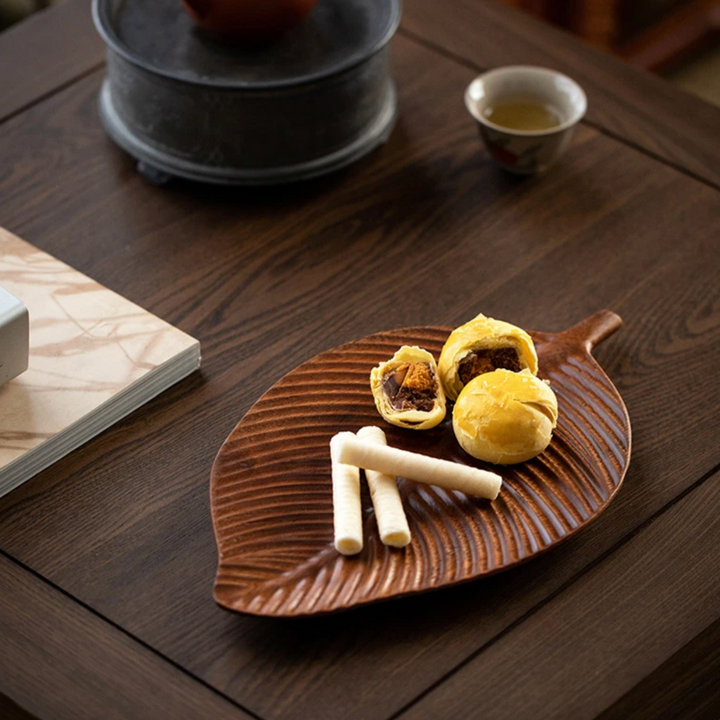 Assiette en Forme de Feuille – Bois de Noyer Naturel et Durable