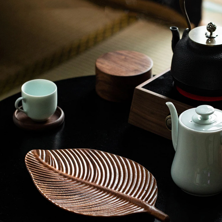 Assiette en Forme de Feuille – Bois de Noyer Naturel et Durable